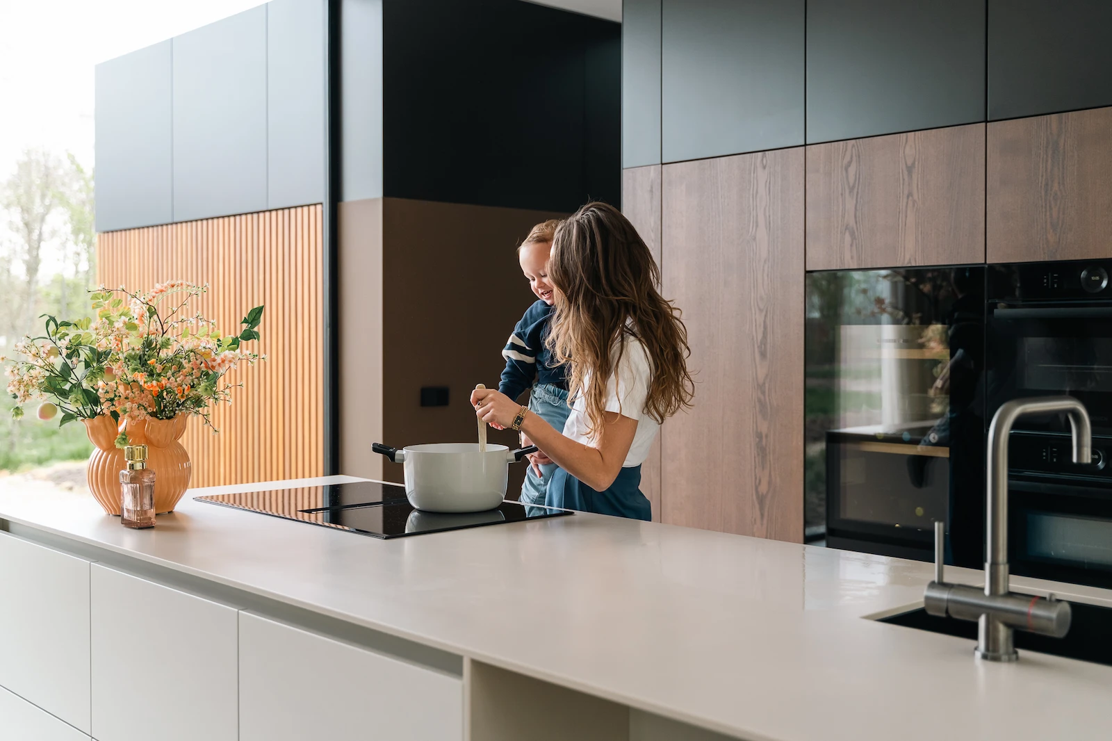 Gebruik van de keuken in het dagelijks leven, met kind aan het eiland