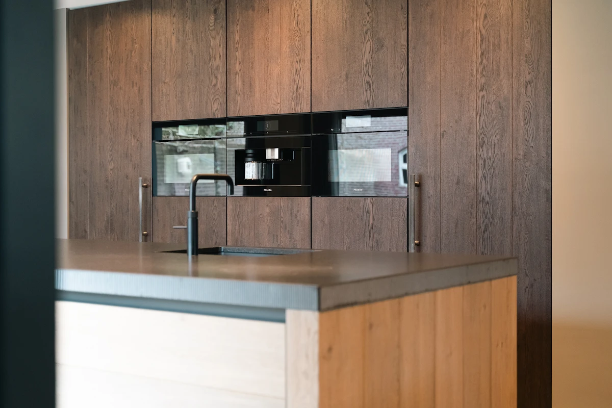 Ingebouwde oven en koffiemachine in maatwerkkeuken